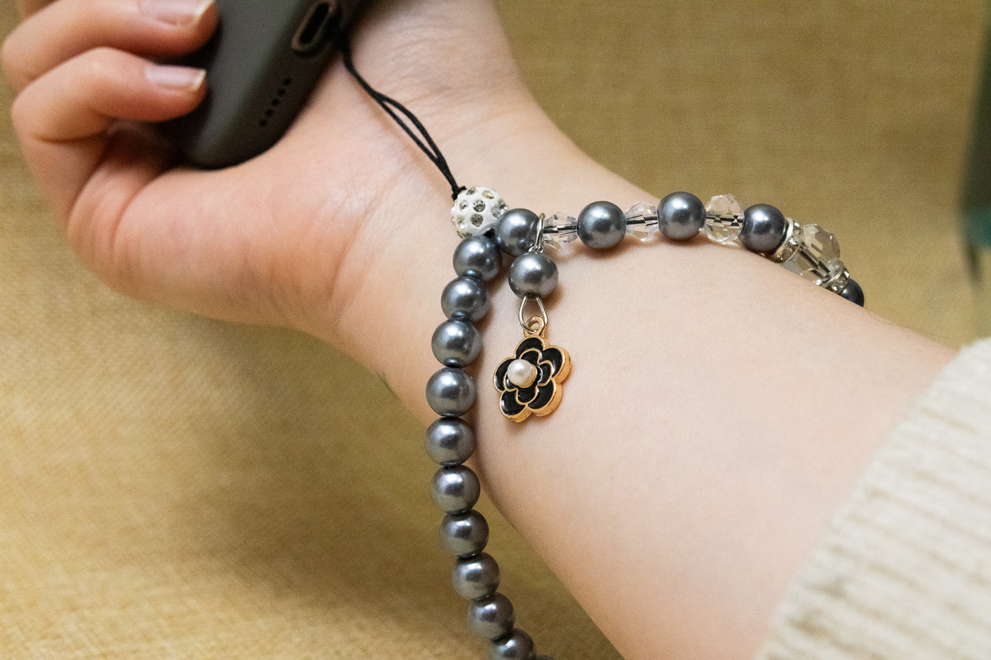 Moonlit Elegance Phone Charm (우아한 달빛 참)