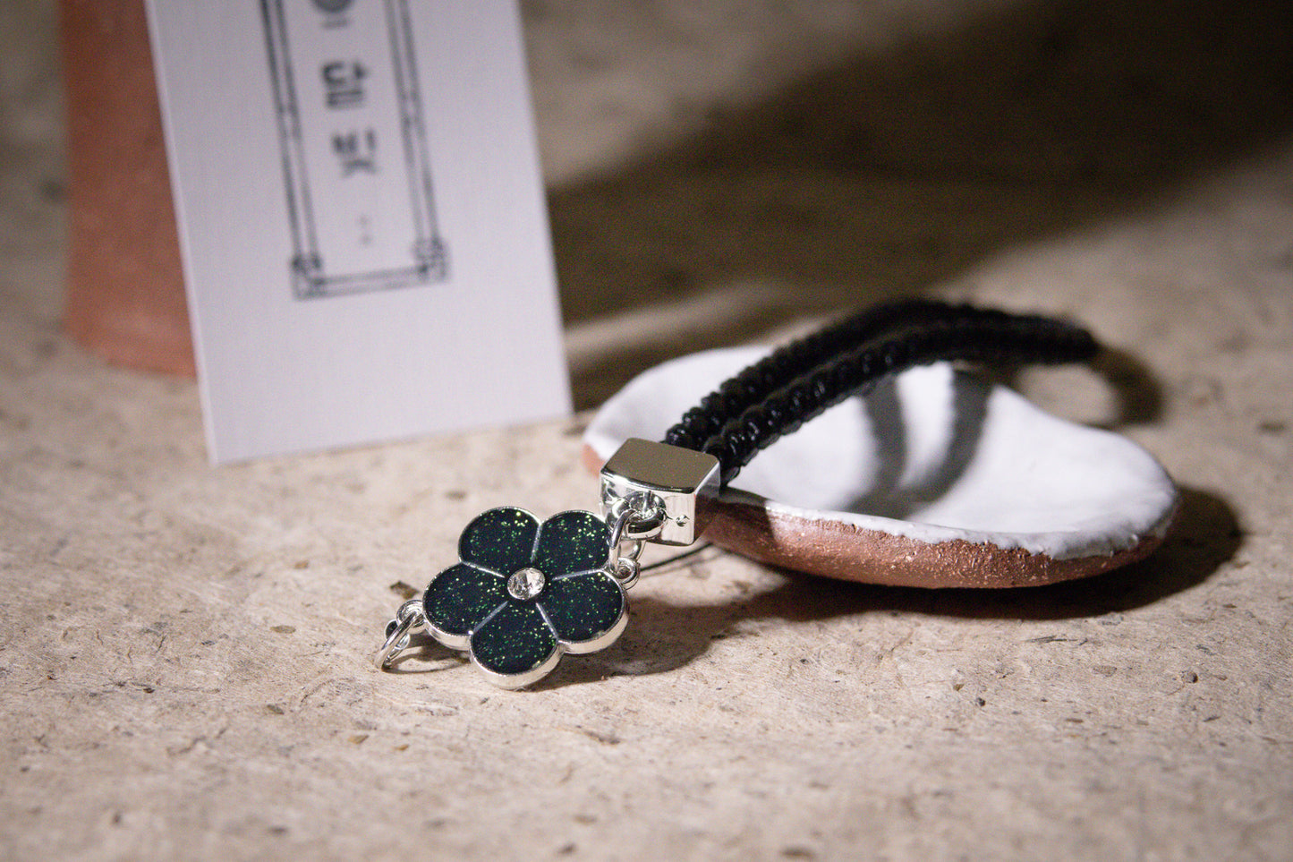 Midnight Bloom Phone Charm (자정의 꽃 참)